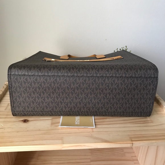 🌼Michael Kors Purse - Picture 8 of 11